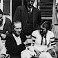 Auf der Terrasse der Eltern in der Marienburger Allee 43 (von links Karl Bonhoeffer, Paula Bonhoeffer, Renate mit Dietrich Bethge; dahinter Ursula und Rüdiger Schleicher. Aufnahme: Juli 1944)