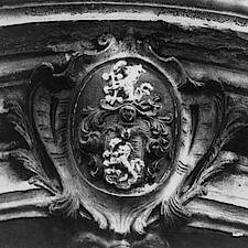 Das Bonhoeffersche Wappen mit einem Löwen, der einen Bohnenstrauch in den Tatzen hält (Klosterstraße 7, Schwäbisch Hall)