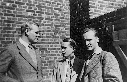 Von links nach rechts: Dietrich Bonhoeffer, Jürgen Winterhager, Winfried Maechler. Fanö, 1934.