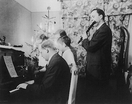 Weihnachten 1940 in Ettal. Von links: Dietrich Bonhoeffer, Barbara v. Dohnanyi, Christoph v. Dohnanyi, Klaus v. Dohnanyi, Eberhard Bethge.