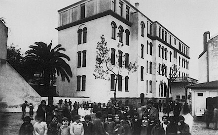 Deutsche Schule in Barcelona (Bonhoeffer im Mittelgrund rechts)