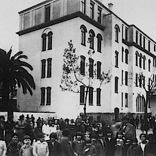 Deutsche Schule in Barcelona (Bonhoeffer im Mittelgrund rechts)