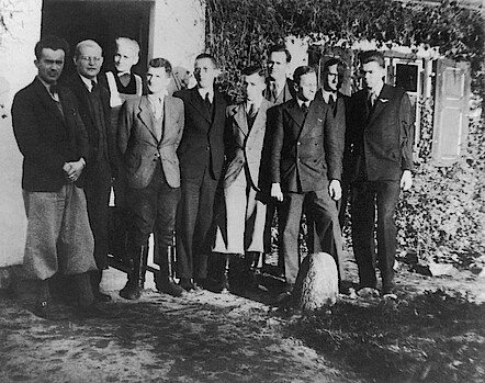 Sammelvikariat, 10. Kurs (Winter 1939/40). Vor dem Jagdhaus Sigurdshof. V. l.: B. Kerlin, D. Bonhoeffer, Frau Struwe, W. Litterscheid, K. H. Probsthain, H. Birk, E. Bethge, M. Mebes, H. Vollriede, D. Muschner.