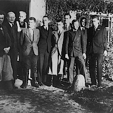 Sammelvikariat, 10. Kurs (Winter 1939/40). Vor dem Jagdhaus Sigurdshof. V. l.: B. Kerlin, D. Bonhoeffer, Frau Struwe, W. Litterscheid, K. H. Probsthain, H. Birk, E. Bethge, M. Mebes, H. Vollriede, D. Muschner.