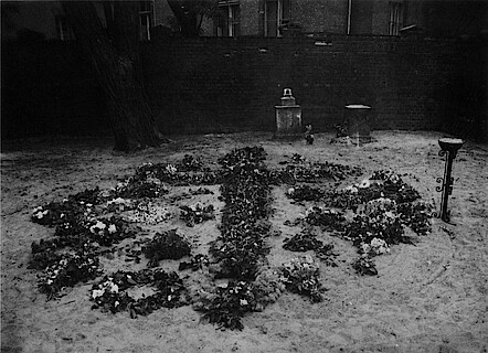 Ein Bombenkrater auf dem Dorotheenstädtischen Friedhof in Berlin wird zum Massengrab. Unter den Toten Klaus Bonhoeffer, Rüdiger Schleicher, Friedrich Justus Perels und Hans John (Aufnahme aus dem Jahr 1945).