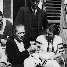 Auf der Terrasse der Eltern in der Marienburger Allee 43 (von links Karl Bonhoeffer, Paula Bonhoeffer, Renate mit Dietrich Bethge; dahinter Ursula und Rüdiger Schleicher. Aufnahme: Juli 1944)