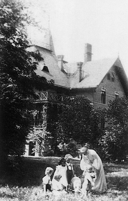 Paula Bonhoeffer mit ihren Kindern im Garten
