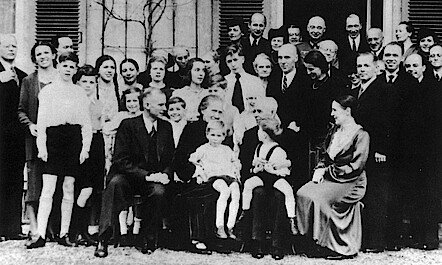 Zum letzten Mal vereint: Die Familie Bonhoeffer an Karl Bonhoeffers 75. Geburtstag am 31. März 1943, fünf Tage vor Dietrichs Verhaftung