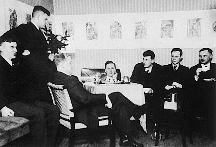 10. Juli 1938. Teestunde im Pfarrhaus Groß-Schlönwitz (v. l. H. Fleischhack, H. Bluhm, D. Bonhoeffer, E. Bethge, G. Lehne, H. Schröder, E. Engler).