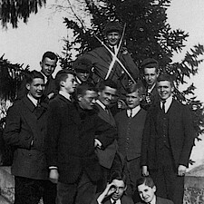 Confuxia der Verbindung <q>Igel</q> im Sommersemester 1923. Vorn sitzend links Wilhelm Dreier, links von D. Bonhoeffer Robert Held, rechts Theodor Pfizer, darüber rechts Arnulf Klett.