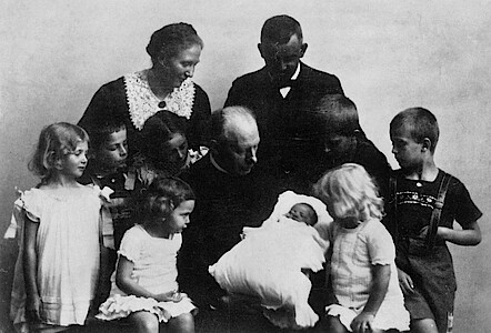 Taufe der jüngsten Schwester Susanne durch den Großvater Karl Alfred von Hase, 1909. Im Vordergrund die Zwillinge Dietrich und Sabine.