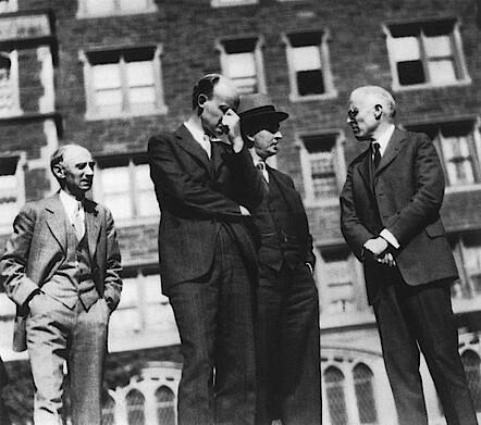 Union Theological Seminary, 1931. Präsident H. S. Coffin, Prof. Swift, Prof. R. Niebuhr, Prof. H. E. Ward (von rechts nach links).