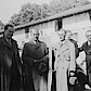 Mai 1939, vor der Abreise nach Amerika, auf dem Gehöft vor dem Sigurdshofer Haus (v.l. E. Bethge, D. Bonhoeffer, F. Onnasch, H. Korporal, H. Petermann).