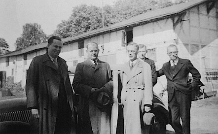 Mai 1939, vor der Abreise nach Amerika, auf dem Gehöft vor dem Sigurdshofer Haus (v.l. E. Bethge, D. Bonhoeffer, F. Onnasch, H. Korporal, H. Petermann).