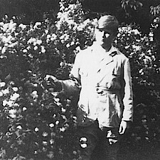 Bonhoeffer im Garten von Friedrichsbrunn