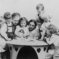 Paula Bonhoeffer mit ihren acht Kindern
