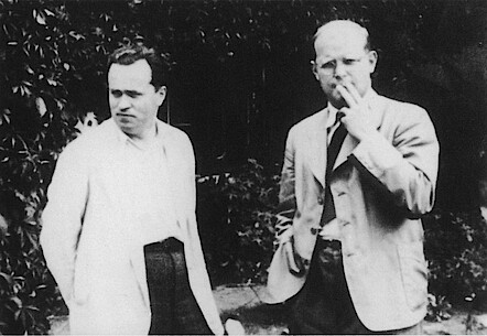 E. Bethge und D. Bonhoeffer. 1939 vor dem Haus in Sigurdshof.