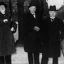 Von links: Landesbischof Wurm, Stuttgart, Landesbischof Marahrens, Hannover, Landesbischof Meiser, München (vor einer Besprechung mit Hitler in Berlin am 30.10.1934)