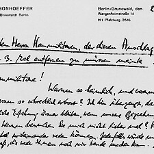 Handschriftliche Zeilen Bonhoeffers <q>An den Herren Kommilitonen, der diesen Anschlag nunmehr zum 3. Mal entfernen zu müssen meinte!</q>