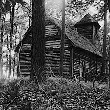 Blockhütte im Wald von Sigurdshof bei Wendisch-Tychow in Hinterpommern