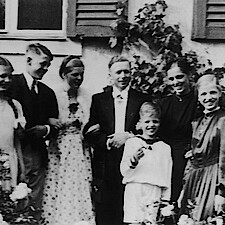 Pätzig 1944: Konfirmation Christine von Wedemeyers (3. von links: Maria von Wedemeyer).