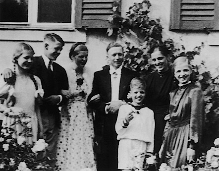 Pätzig 1944: Konfirmation Christine von Wedemeyers (3. von links: Maria von Wedemeyer).