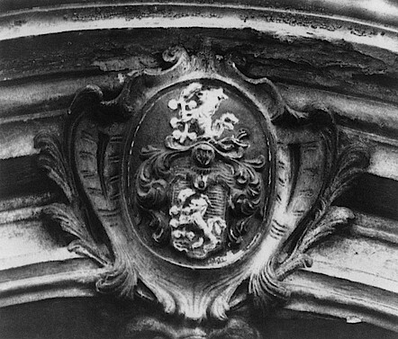 Das Bonhoeffersche Wappen mit einem Löwen, der einen Bohnenstrauch in den Tatzen hält (Klosterstraße 7, Schwäbisch Hall)