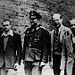Im Hof des Wehrmachtuntersuchungsgefängnisses Berlin-Tegel, zusammen mit gefangenen Offizieren der italienischen Luftwaffe, Frühsommer 1944