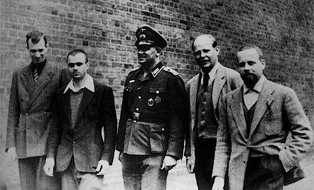Im Hof des Wehrmachtuntersuchungsgefängnisses Berlin-Tegel, zusammen mit gefangenen Offizieren der italienischen Luftwaffe, Frühsommer 1944