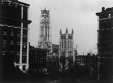 Union Theological Seminary, hinten Turm der Riverside Church