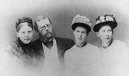 Urgroßvater Kalckreuth mit seinen Töchtern Clara, Pauline und Helene