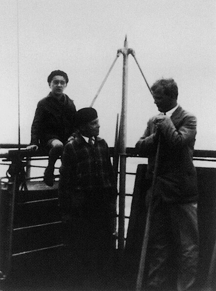 D. Bonhoeffer mit den Kindern der Familie Ern, die er an Bord kennen lernt