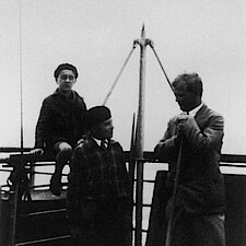 D. Bonhoeffer mit den Kindern der Familie Ern, die er an Bord kennen lernt