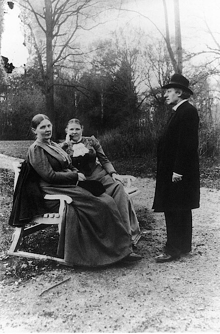 Clara von Hase mit ihrem Mann Karl Alfred von Hase und ihrer Schwester Helene Yorck von Wartenburg